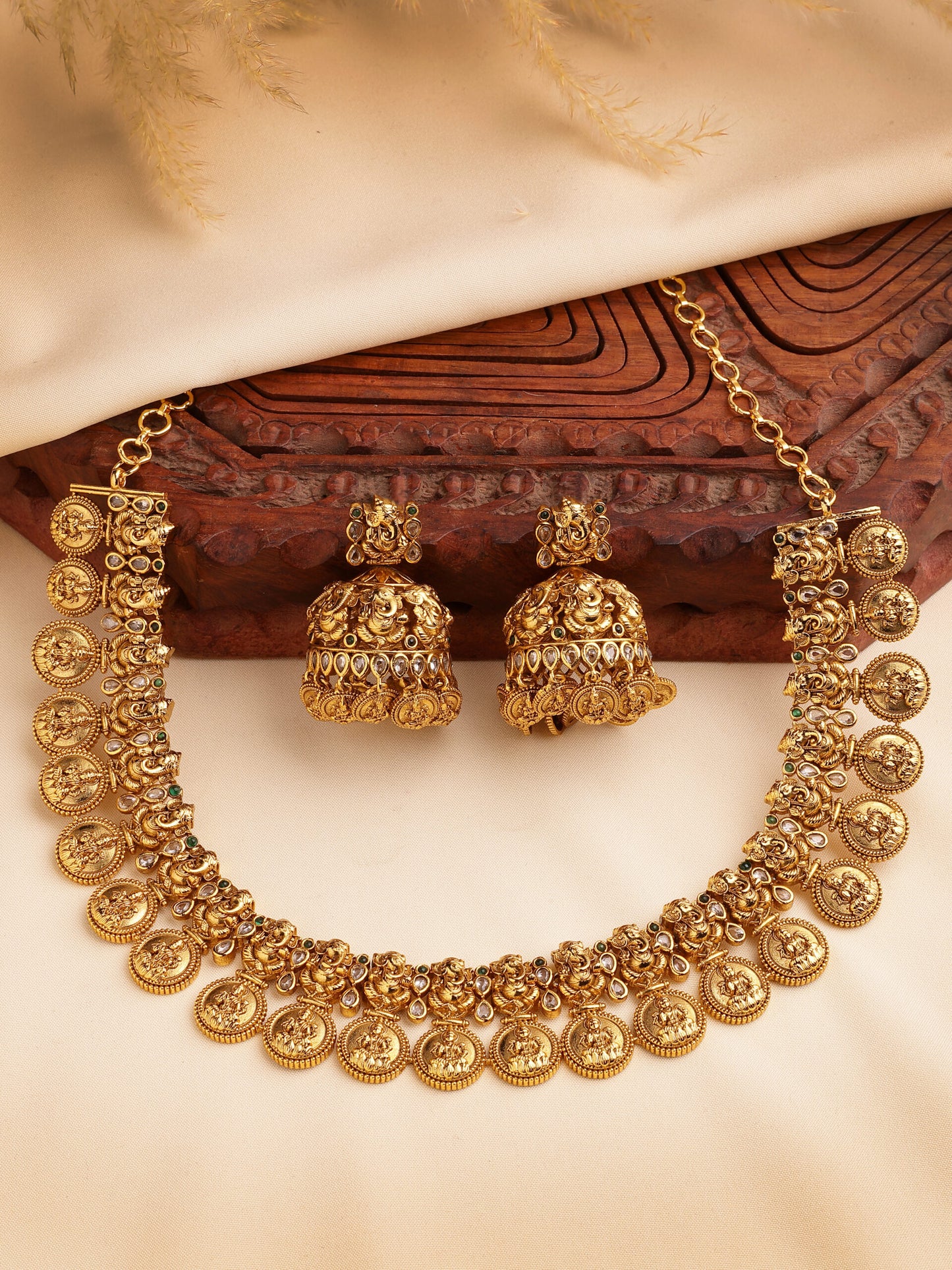 Elegant Zircon & Emerald Necklace – Timeless Tradition