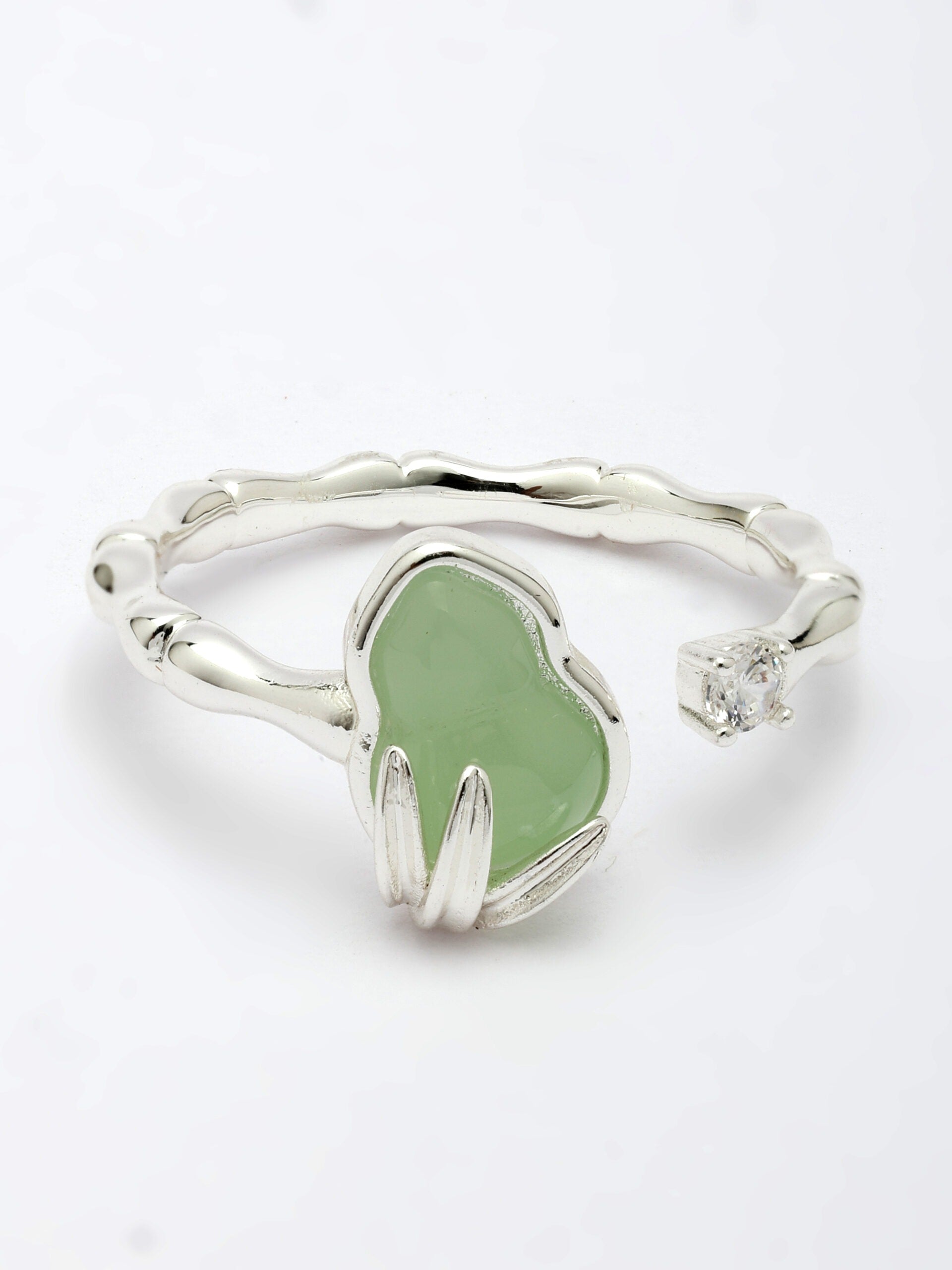 Exquisite Emerald Gemstone Ring